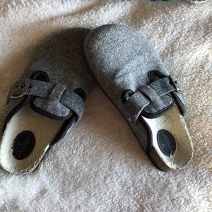 American Eagle outfitters slides